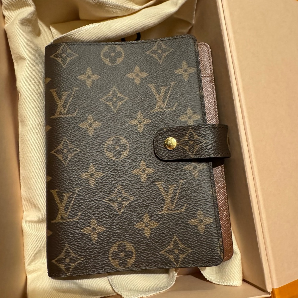 Louis vuitton medium ring agenda monogram